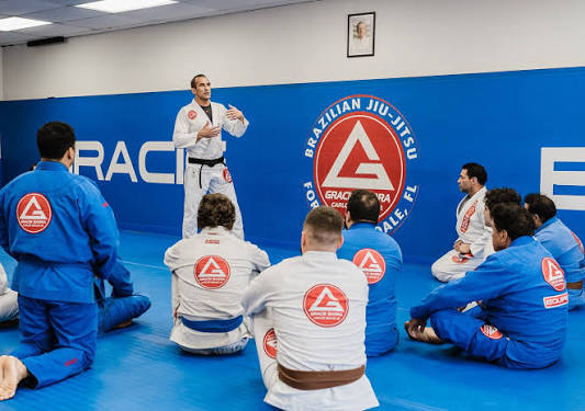 Professor e alunos da Gracie Barra em aula de Jiu-Jitsu
