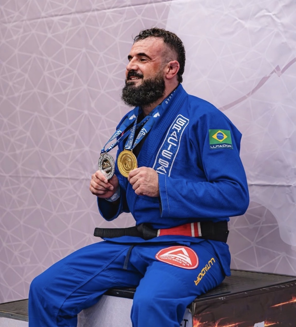 Professor de Jiu-Jitsu da Gracie Barra Nova Friburgo com medalhas no pódio